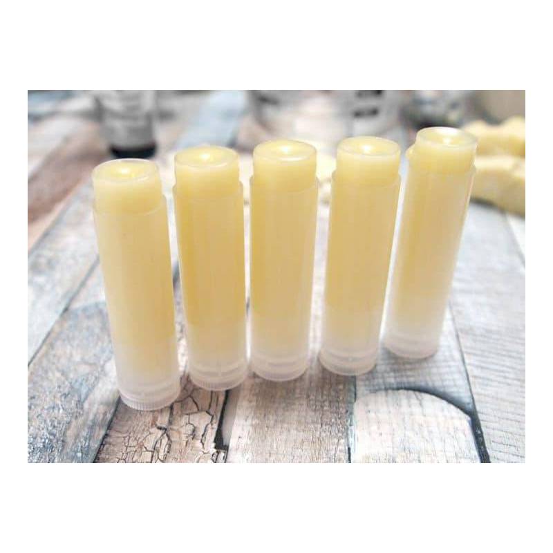 Röhrchen zur Herstellung von hausgemachtem Lippenbalsam.